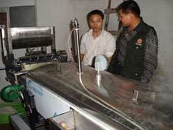 技術(shù)人員在介紹機(jī)械的性能.jpg 技術(shù)人員在介紹機(jī)械的性能.jpg